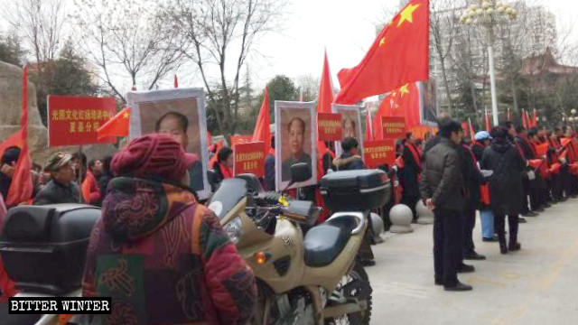 Un gruppo di manifestanti che promuovono la “Giornata del Grande Uomo” nella città si Yuncheng, nella provincia dello Shanxi