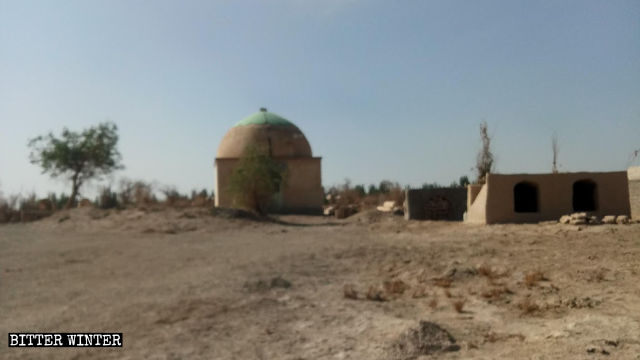 La mezzaluna rimossa da una tomba musulmana nella contea di Weili, nello Xinjiang