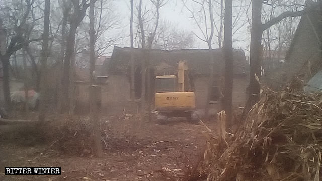 Un escavatore demolisce la casa di un anziano povero