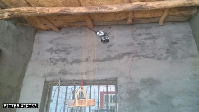 Una telecamera di sorveglianza installata in una casa messa in affitto