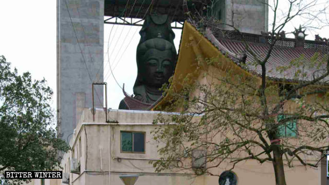 La statua di Guanying nel tempio della città di Taizhou prima della demolizione