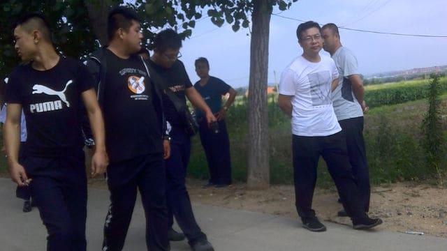 La mattina del 18 luglio 2018, agenti di polizia in borghese e impiegati governativi stazionavano davanti a casa di Sun Juchang 