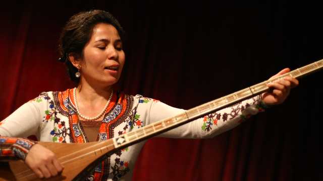 La musicista uigura Sanubar Tursun