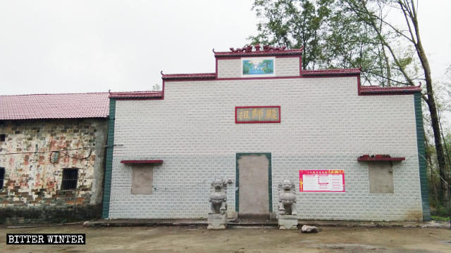 L'ingresso e le finestre del tempio Zushi sono state murate