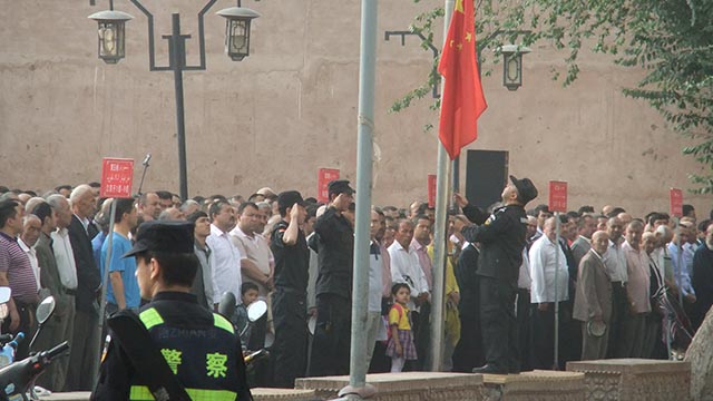 A Kashgar gli uiguri si riuniscono per l'obbligatoria riunione politica del lunedì mattina. La mancata partecipazione comporta gravi sanzioni e spesso chi non partecipa viene portato via per essere “rieducato” o peggio.