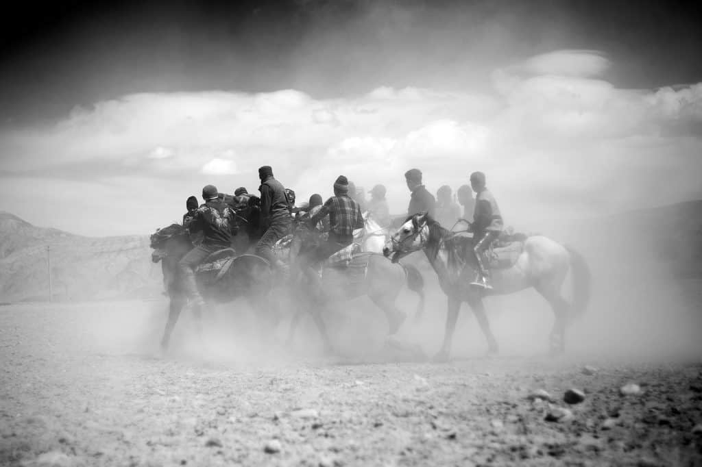 Squadre di cavalieri competono nel Buzkashi, lo sport caratteristico delle popolazioni nomadi dell'Asia centrale. © Maxime Crozet