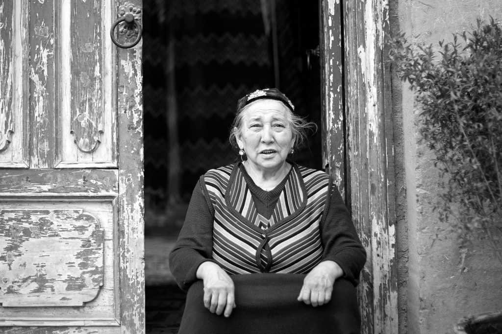 Una donna uigura sulla porta di casa a Kashgar