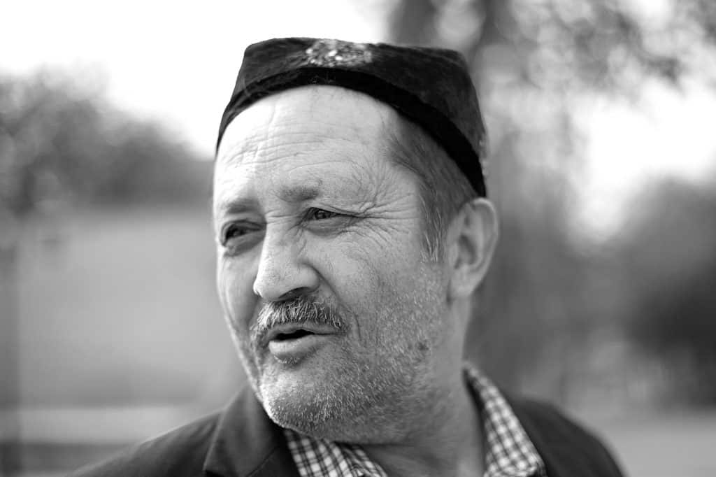 Un uiguro nella vecchia città di Kashgar