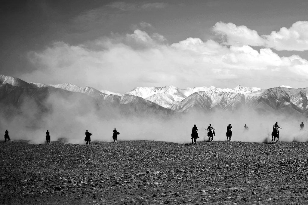 Un'orda di cavalieri appare improvvisamente all'orizzonte nella catena montuosa del Karakorum