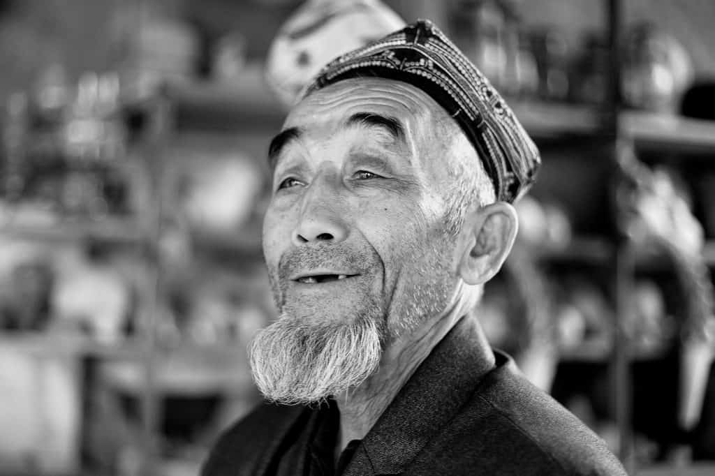 Un Aksakal (vecchio saggio) nel suo villaggio vicino a Turpan © Maxime Crozet