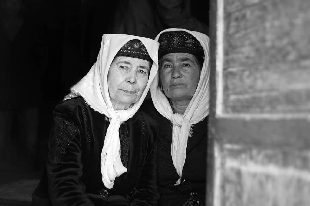 Due donne della minoranza tagika rannicchiate