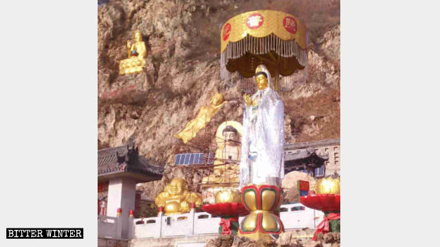 Le statue buddhiste collocate all'aperto nella Grotta dei mille Buddha prima di essere avvolte nei teli