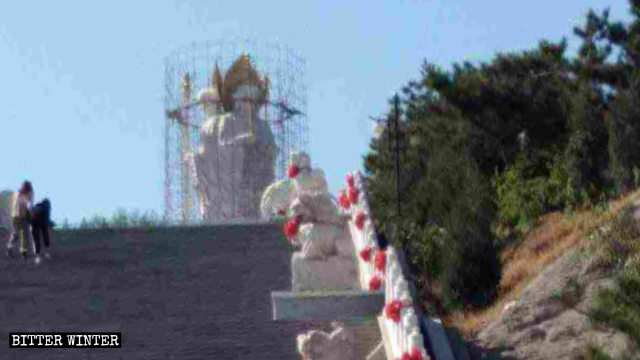 La statua del Buddha sul Monte Jiuhua durante i lavori di copertura