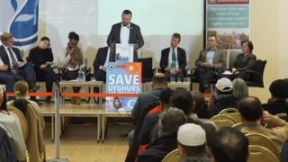 Harun Rashid Khan, Segretario generale del Consiglio musulmano di Gran Bretagna, parla al raduno
