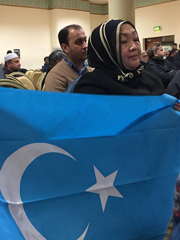 dispiega la bandiera del Turkestan Orientale