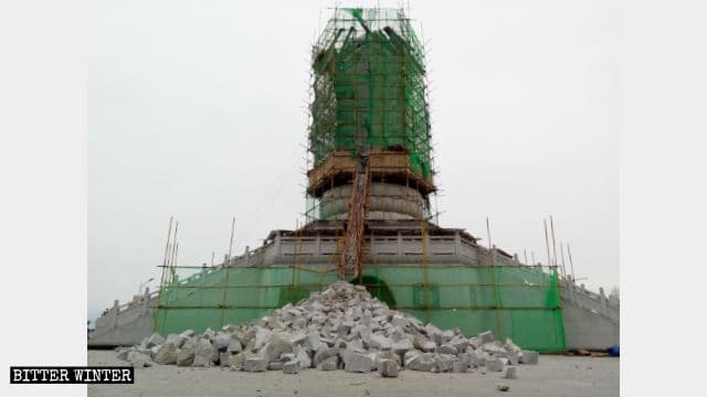La statua della “Guanyin a tre facce” viene demolita