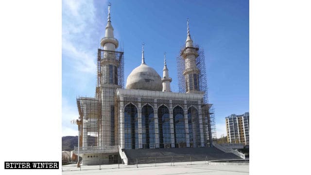 Impalcature per la rimozione dei simboli islamici circondano la moschea