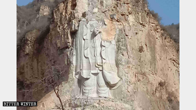 La metà superiore della statua della Guanyin è stata fatta esplodere