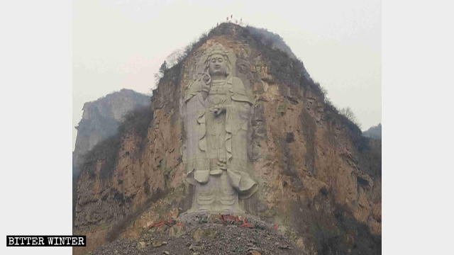 Gli escavatori rimuovono la base della statua della Guanyin