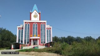 Vista frontale della chiesa nel villaggio di Luji senza la croce
