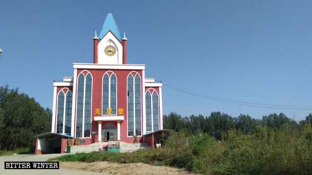Vista frontale della chiesa nel villaggio di Luji senza la croce