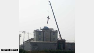 La croce è stata rimossa dalla chiesa delle Tre Autonomie del villaggio di Shuaizhuang, municipalità di Daxinzhuang, nella città di Xinxiang