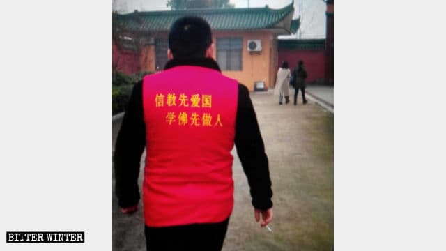 Sulla schiena dei giubbetti dei volontari erano scritti i caratteri cinesi che dicevano: «Il patriottismo deve venire prima della fede religiosa; bisogna comportarsi con integrità, prima di studiare il buddhismo»