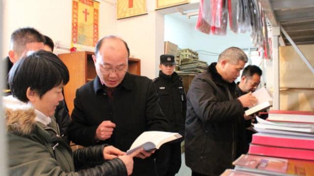 Il 16 gennaio alcuni funzionari della sezione dell’Ufficio per gli affari etnici e religiosi e di alcuni altri dipartimenti governativi della città di Zhangjiagang esaminano i libri religiosi "illegali" trovati in una chiesa