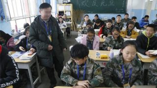 Un insegnante in missione nello Xinjiang al lavoro in classe