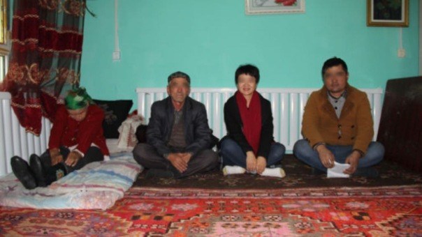 Un funzionario pubblico e la famiglia uigura del programma “casa-soggiorno