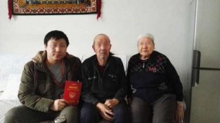 Un funzionario han fotografato con la famiglia uigura del programma “casa-soggiorno” dopo la firma del “documento di casa-soggiorno”