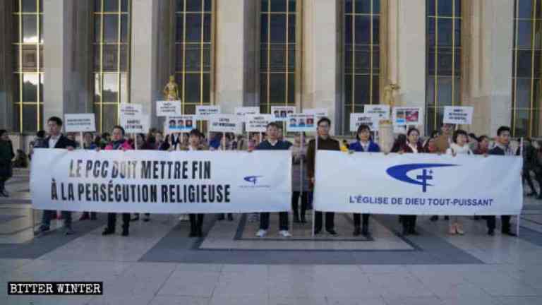 I fedeli della CDO manifestano in Place du Trocadéro a Parigi e denunciano il PCC per la lunga persecuzione subita dalla loro Chiesa