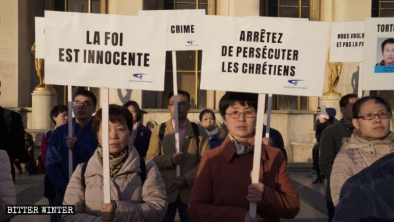 I fedeli della CDO innalzado cartelli con scritto «Basta con la tortura», «La fede non è un crimine»