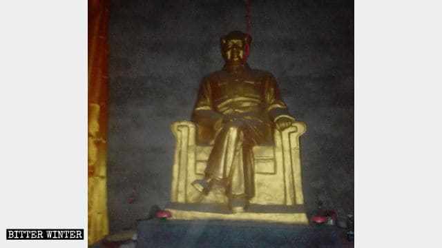 Statua di Mao Zedong custodita nel tempio Xiaozhaolou, nella municipalità di Huangzhong