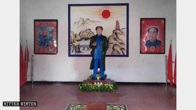 Una statua di Mao Zedong e i ritratti dei quattro "grandi uomini" del PCC nel Palazzo Wanshou nella città di Jiujiang