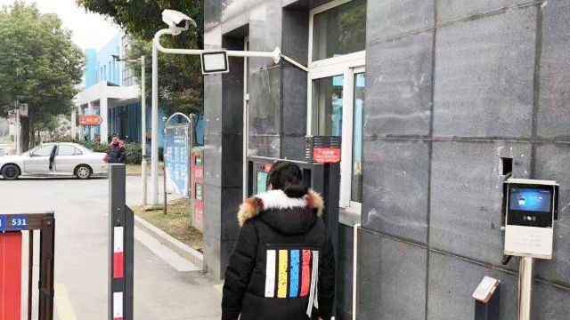 Prima di entrare in un condominio della città di Yangzhou, nello Zheijiang, i residenti devono passare dallo scanner facciale