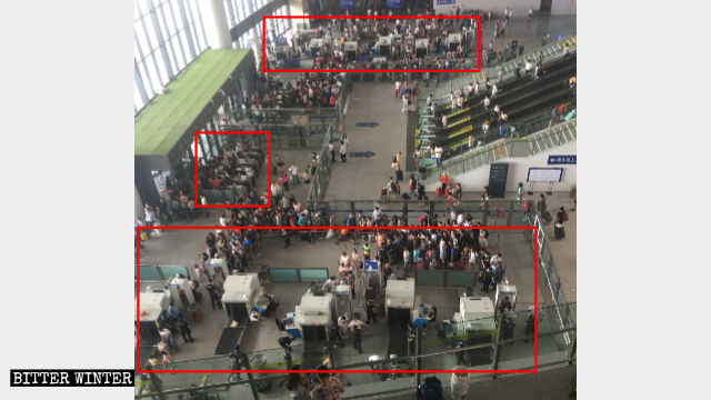 La zona dei controlli di sicurezza alla stazione ferroviaria di Urumqi