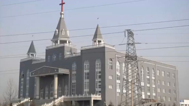 La Golden Lampstand Church prima della distruzione, fotografia tratta da un video realizzato dai fedeli
