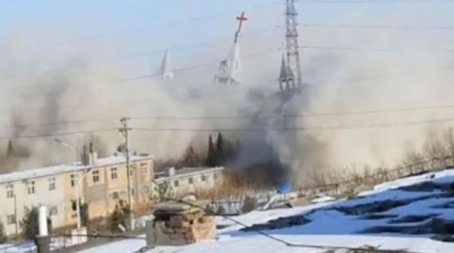 La distruzione della Golden Lampstand Church, fotografia tratta da un video realizzato dai fedeli