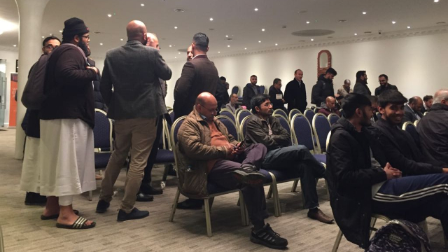 Musulmani riuniti a Londra per ascoltare i testimoni uiguri durante il tour “Surviving China” svoltosi nel Regno Unito