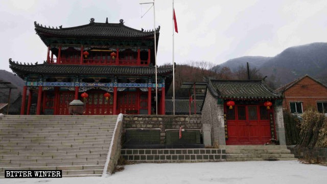 Le autorità hanno proibito di bruciare incenso nel tempio taoista Ruifeng, sul monte Longfeng, nella contea di Xiuyan