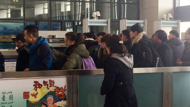Anche i viaggiatori che lasciano lo Xinjiang devono sottoporsi ad approfondite procedure di controllo della sicurezza