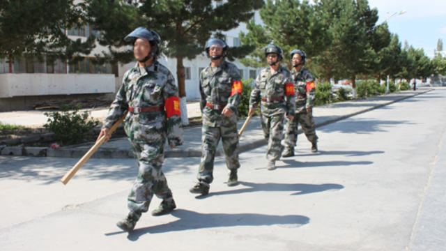 Miliziani di pattuglia nelle strade dello Xinjiang