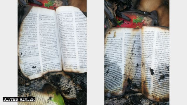 Ciò che rimane delle copie della Bibbia date alle fiamme