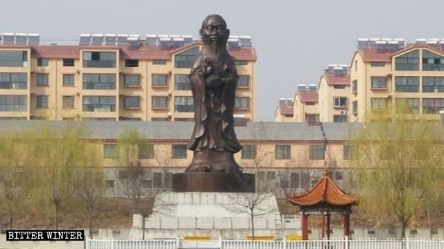 La statua ibrida con il corpo della Guanyin e la testa di Confucio