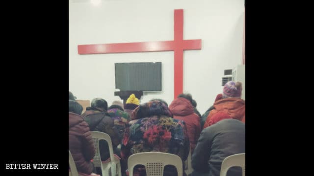 I credenti tengono un incontro in una Chiesa domestica di teologia calvinista nella contea di Neixiang