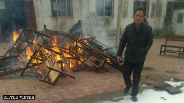 Le panche e i cuscini della chiesa sono stati bruciati