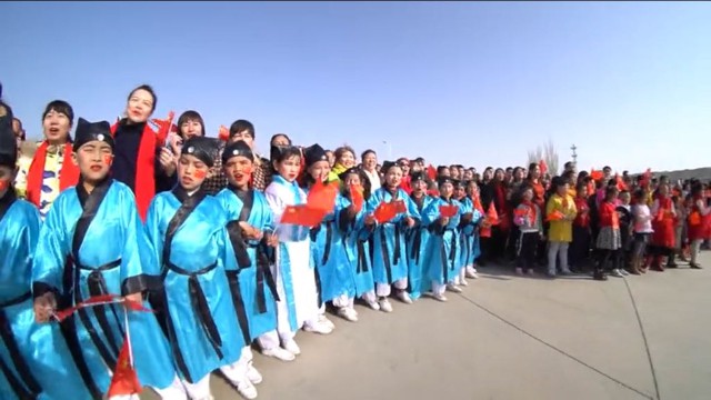 I bambini uiguri costretti a vestirsi con gli antichi costumi nazionali cinesi per dare il benvenuto alla Festa di primavera a Navruz