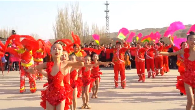 Giovani ragazze uigure vestite con abiti "in stile cinese" per celebrare l'inizio della primavera a Turpan. Questo ha fatto infuriare gli uiguri in quanto costituisce una violazione delle loro norme culturali