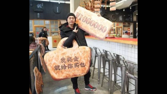 Nel lussuoso centro commerciale Wanda a Urumqi si può trovare il pane nan “uiguro” confezionato nel nuovo stile recante la scritta: «Quando riceverò il mio bonus di un milione di yuan ti comprerò una borsa»